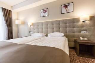 Отель Grand Hotel Belvedere Брашов Двухместный номер с 1 кроватью или 2 отдельными кроватями-3