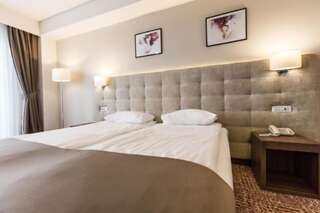 Отель Grand Hotel Belvedere Брашов Двухместный номер с 1 кроватью или 2 отдельными кроватями-8
