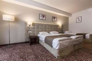 Отель Grand Hotel Belvedere Брашов Трехместный номер Grand Belvedere с балконом-5
